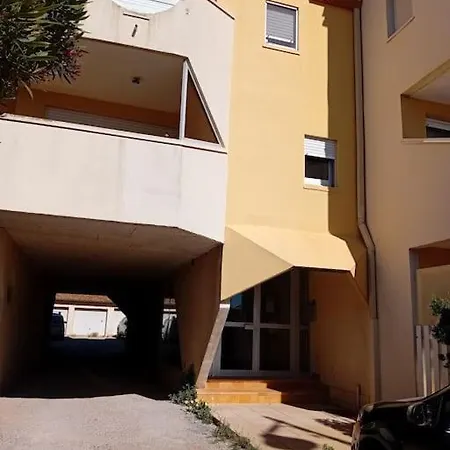 Climatise Avec Parking En Centre Apartamento